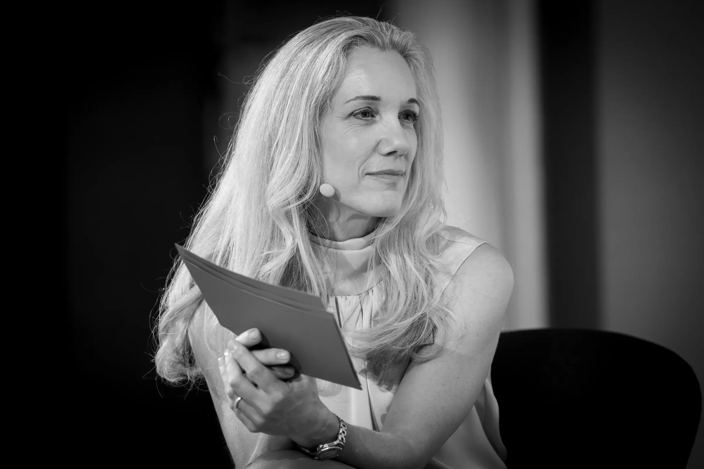 Isabel Schürmann mit Moderationskarten im Gespräch