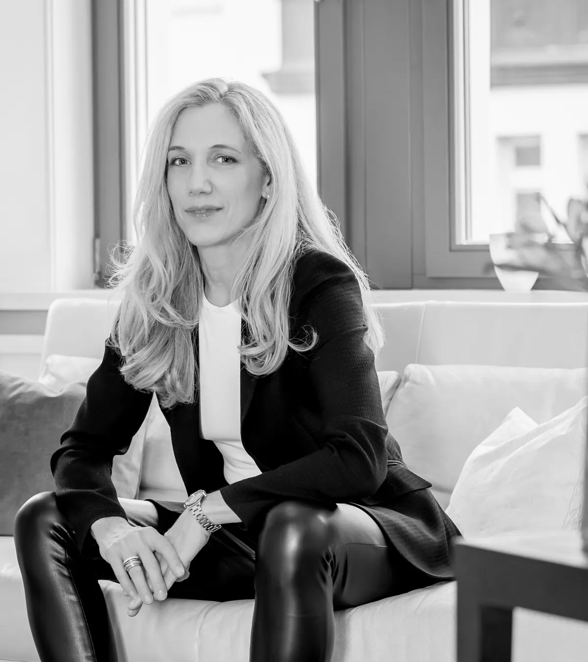 Isabel Schürmann sitzt auf einem Sofa und blickt in die Kamera