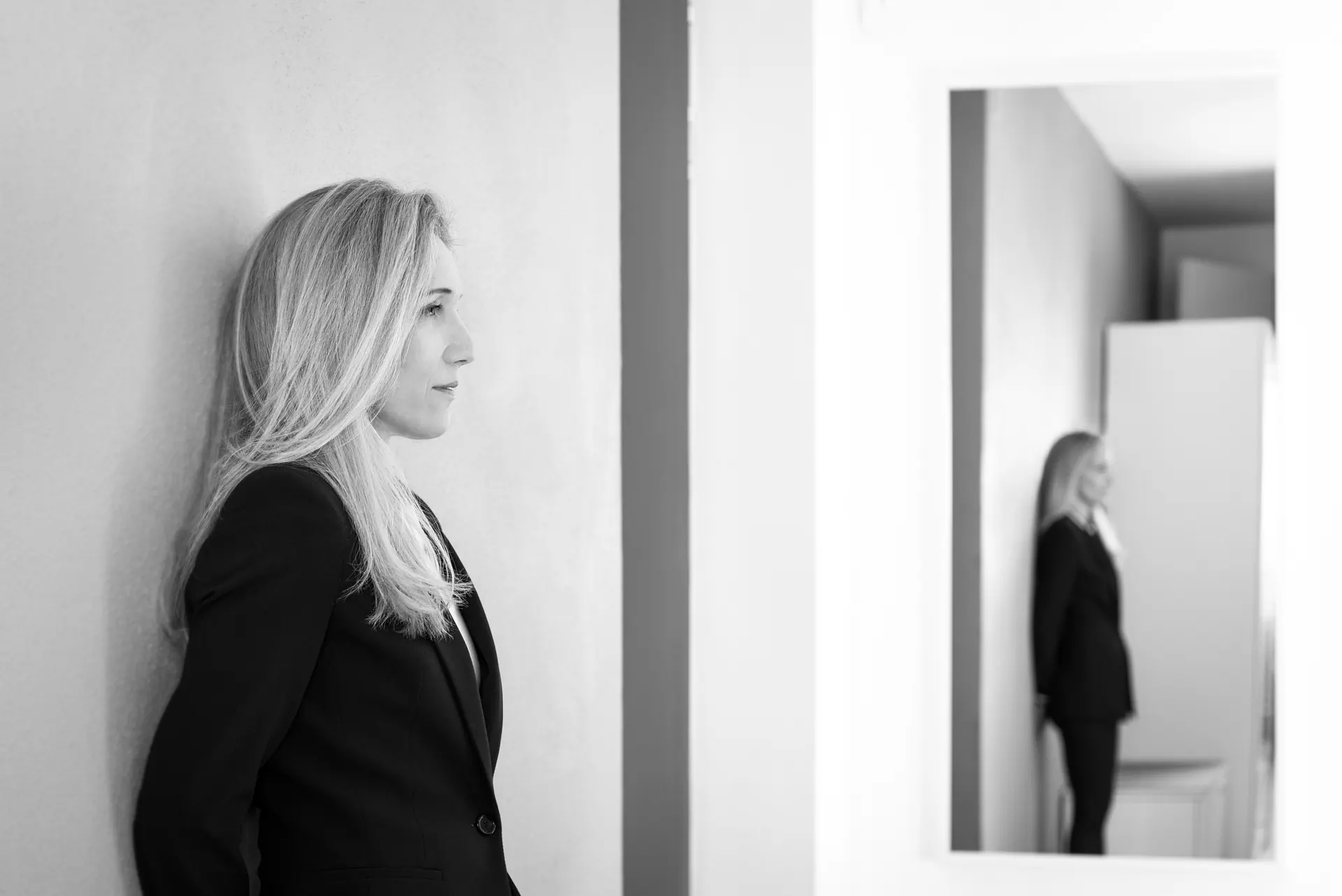 Isabel Schürmann im Profil, im Hintergrund ihr Spiegelbild