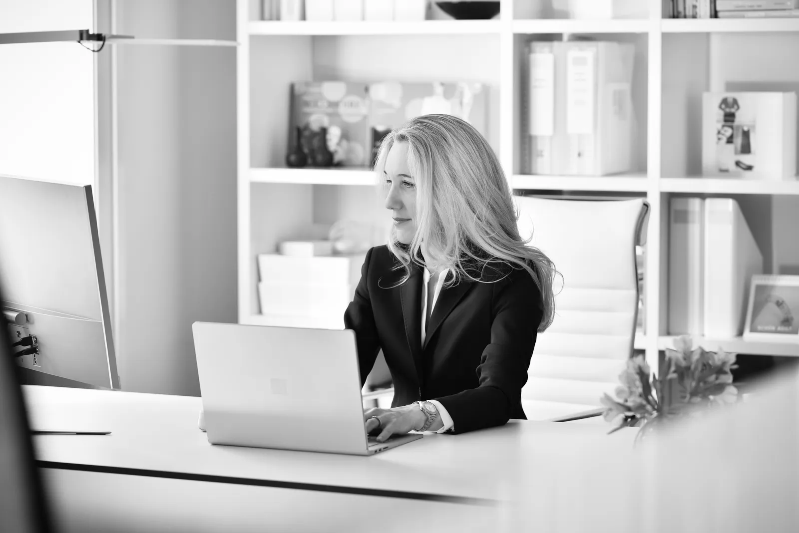 Isabel Schürmann arbeitet an ihrem Schreibtisch am Laptop
