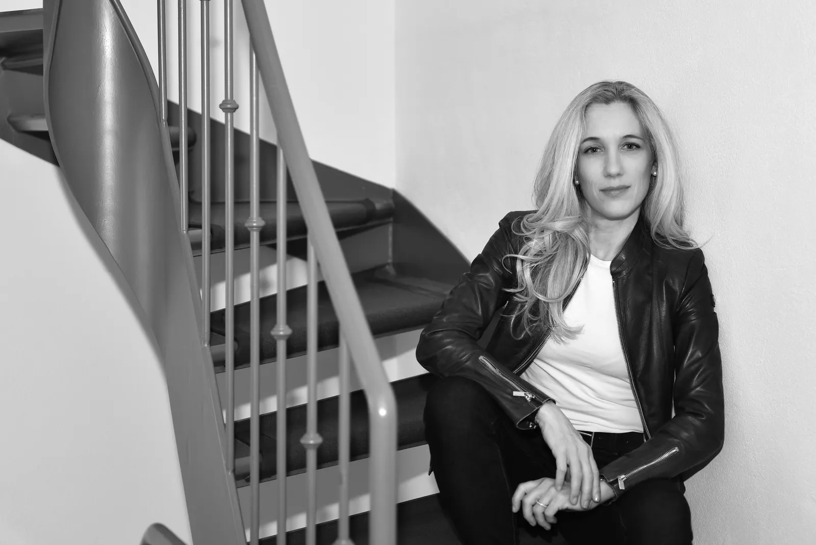 Isabel Schürmann sitzt auf einer Treppe und blickt in die Kamera